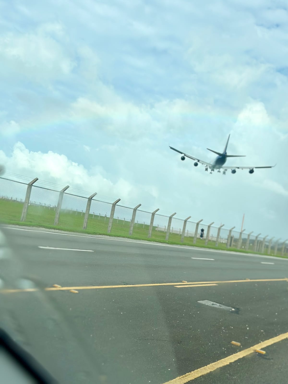 グアム国際空港へ着陸する旅客機