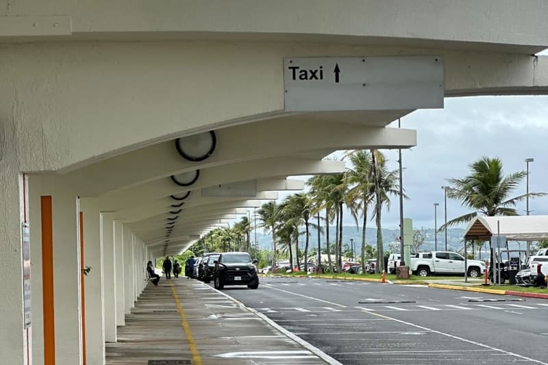 西到着口を出た先の「Taxi」の看板