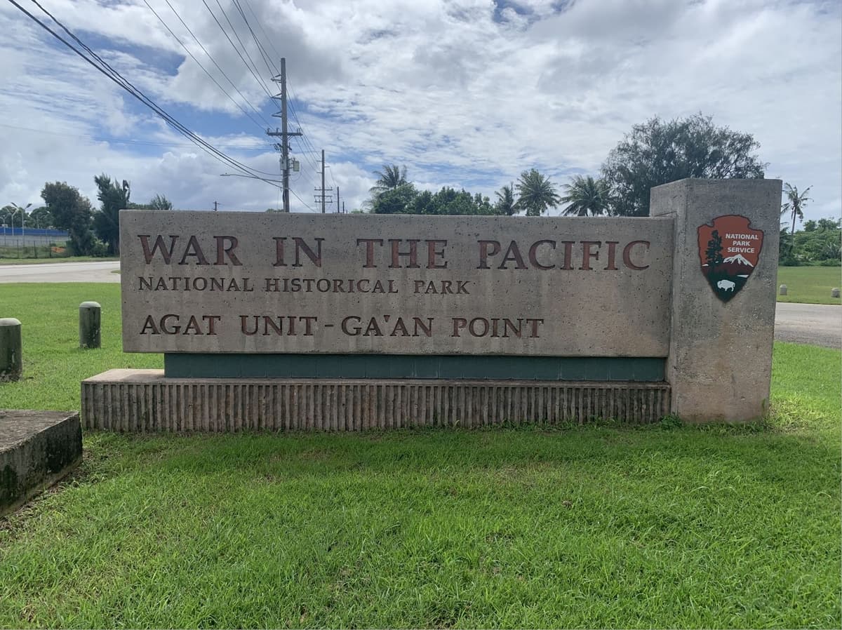 AGAT UNIT GA’AN POINTと刻まれた公園の看板