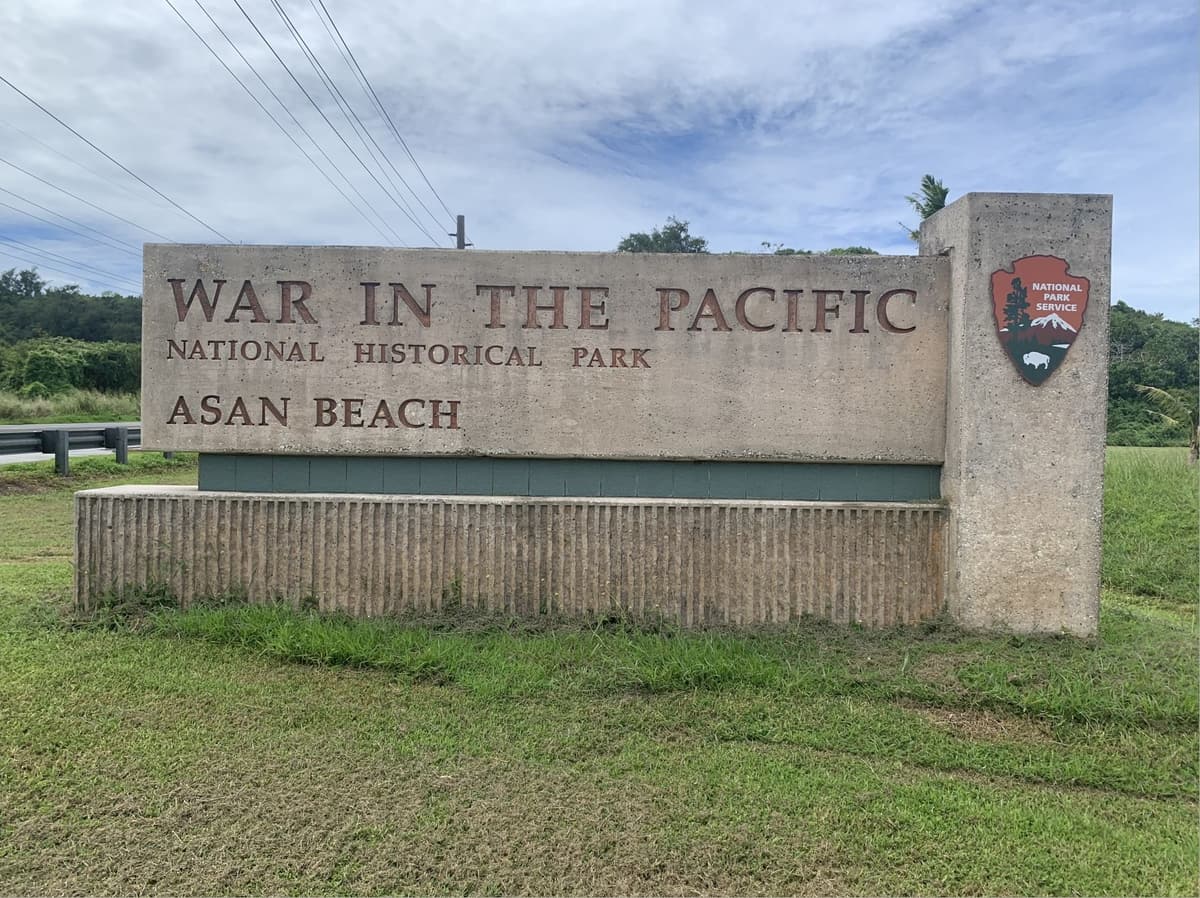 WAR IN THE PACIFIC ASAN BEACHと刻まれた公園の入口の看板