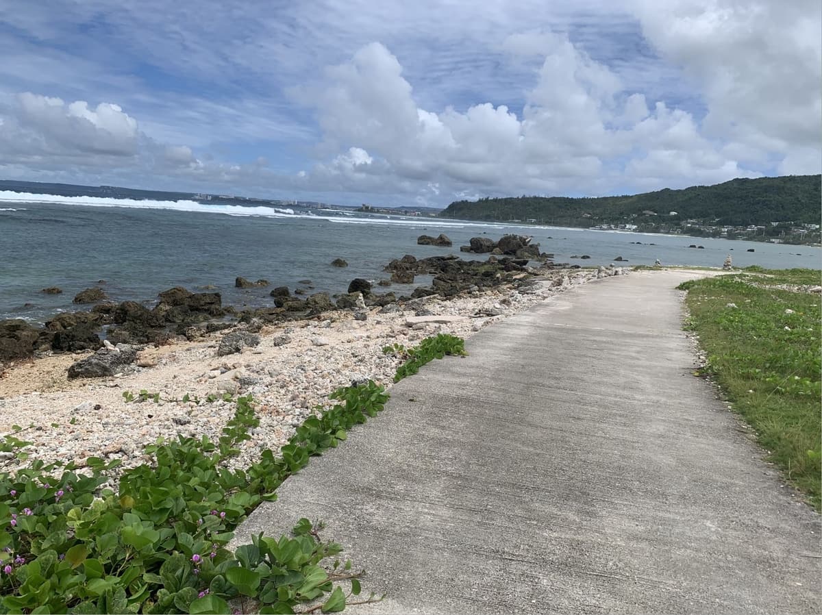アサンの海岸沿いに続く遊歩道