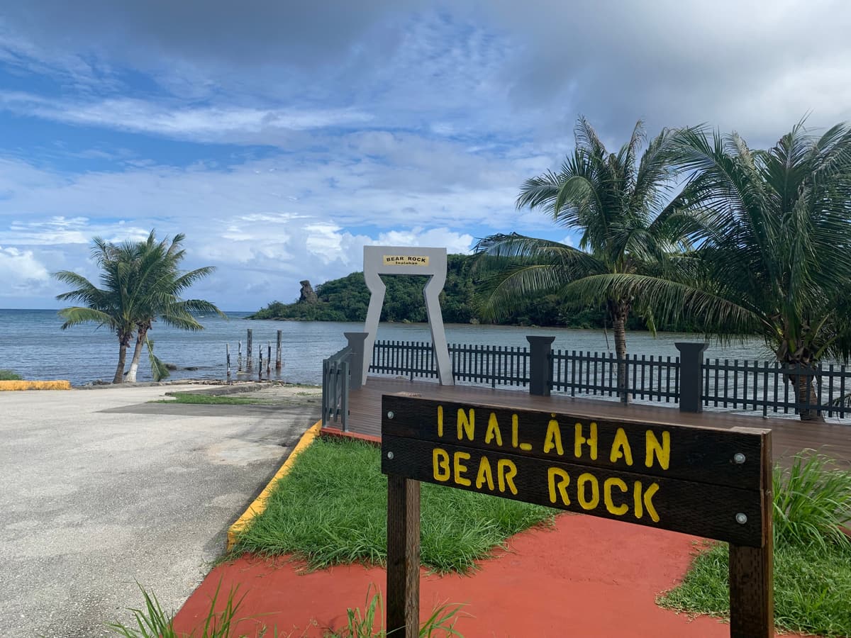 INALÅHAN BEAR ROCKの看板がある海沿いの展望スペース