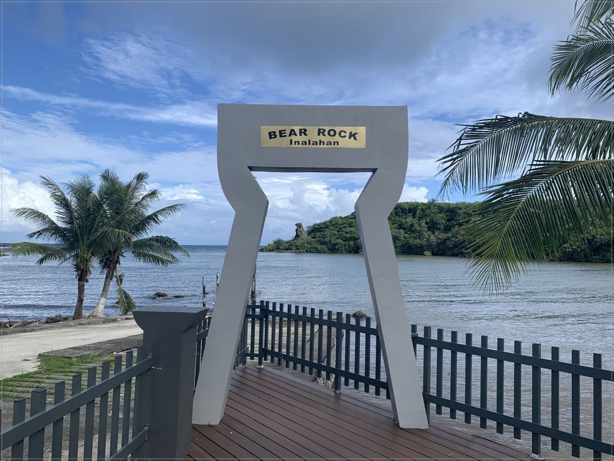 ベアロックを正面に見る海沿いの展望デッキ