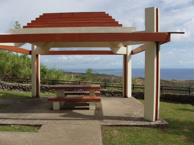海を望むセッティ湾展望台のシェルター