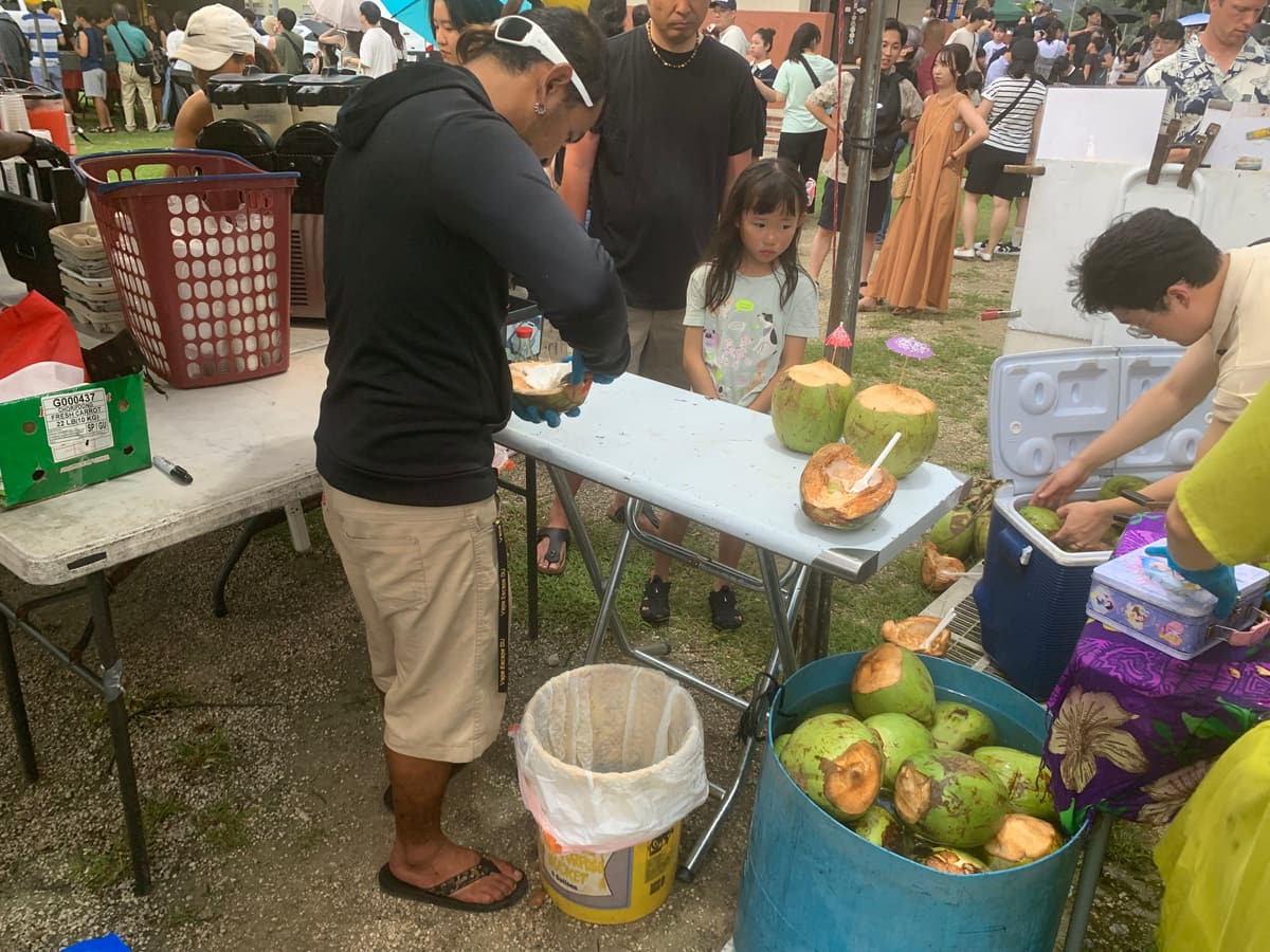 その場でココナッツを割ってくれる屋台