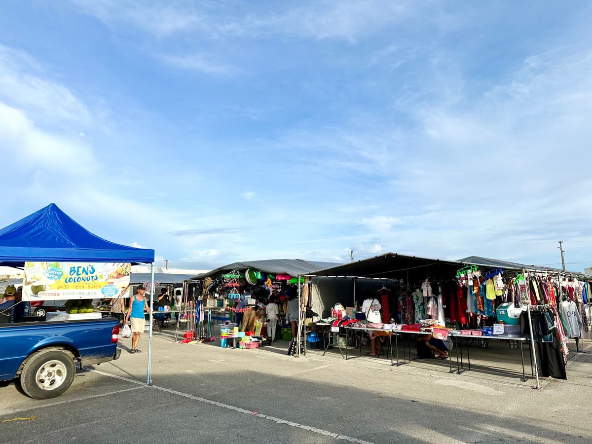 朝の広場にテントの店が並ぶデデドの朝市