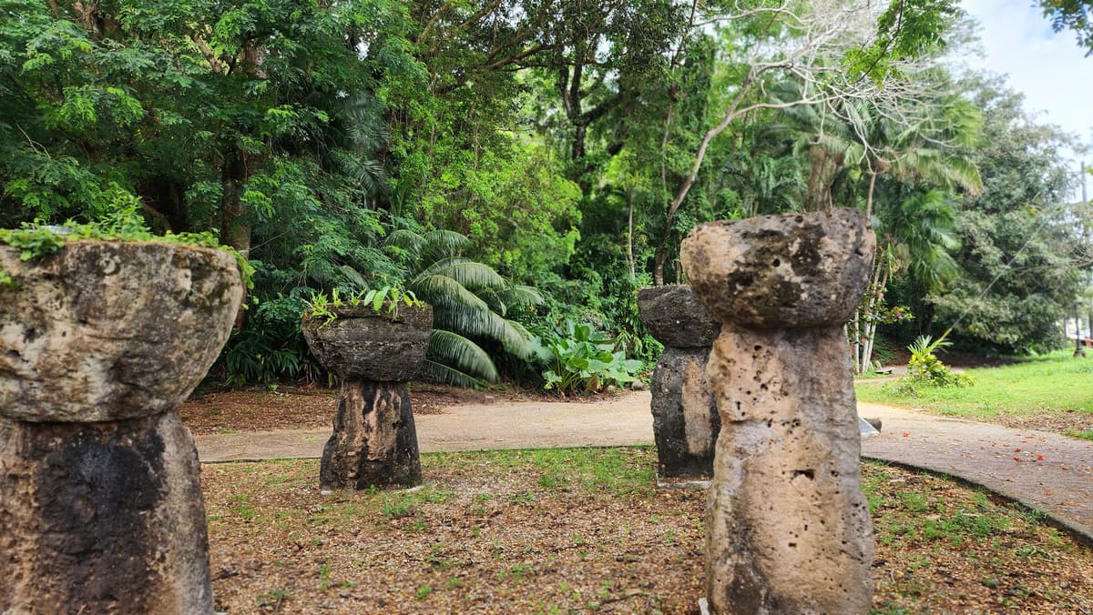 ラッテストーン公園に並ぶ古代チャモロ文化の石柱